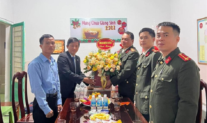 Công an huyện Ea H'Leo thăm, tặng quà chức sắc tôn giáo nhân dịp Lễ Giáng sinh 2022